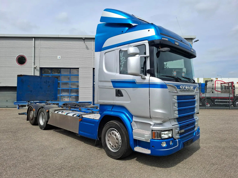 Scania R580 V8 / RETARDER / LIFT+LENKACHSE / FULL-AIR / PLATFORM 2000 KG / LEATHER / AIRCO / AUTOMATIC / EURO-6 / 2015 - Грузовик-шасси: фото 2 Scania R580 V8 / RETARDER / LIFT+LENKACHSE / FULL-AIR / PLATFORM 2000 KG / LEATHER / AIRCO / AUTOMATIC / EURO-6 / 2015 - Грузовик-шасси: фото 2