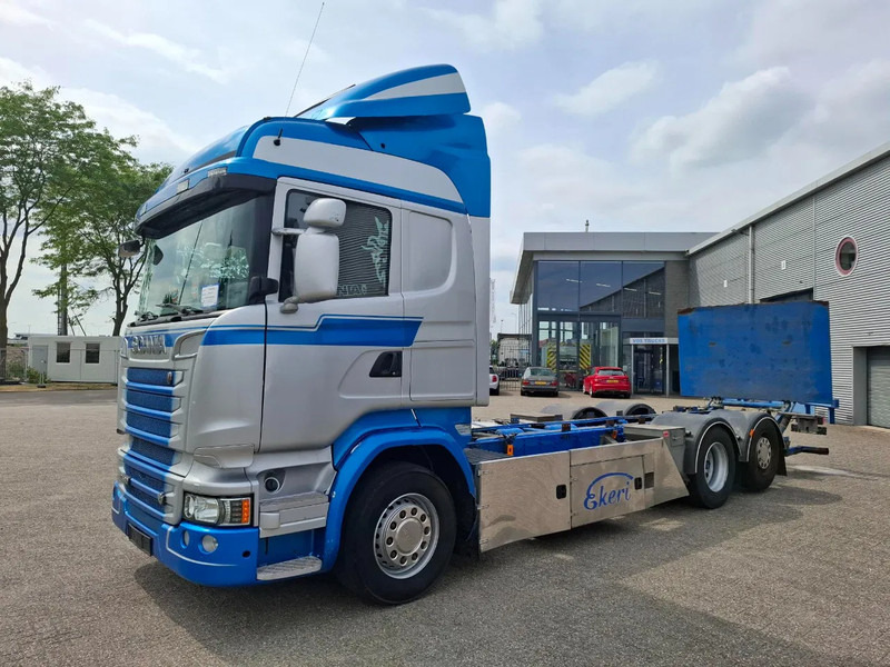 Scania R580 V8 / RETARDER / LIFT+LENKACHSE / FULL-AIR / PLATFORM 2000 KG / LEATHER / AIRCO / AUTOMATIC / EURO-6 / 2015 - Грузовик-шасси: фото 1 Scania R580 V8 / RETARDER / LIFT+LENKACHSE / FULL-AIR / PLATFORM 2000 KG / LEATHER / AIRCO / AUTOMATIC / EURO-6 / 2015 - Грузовик-шасси: фото 1