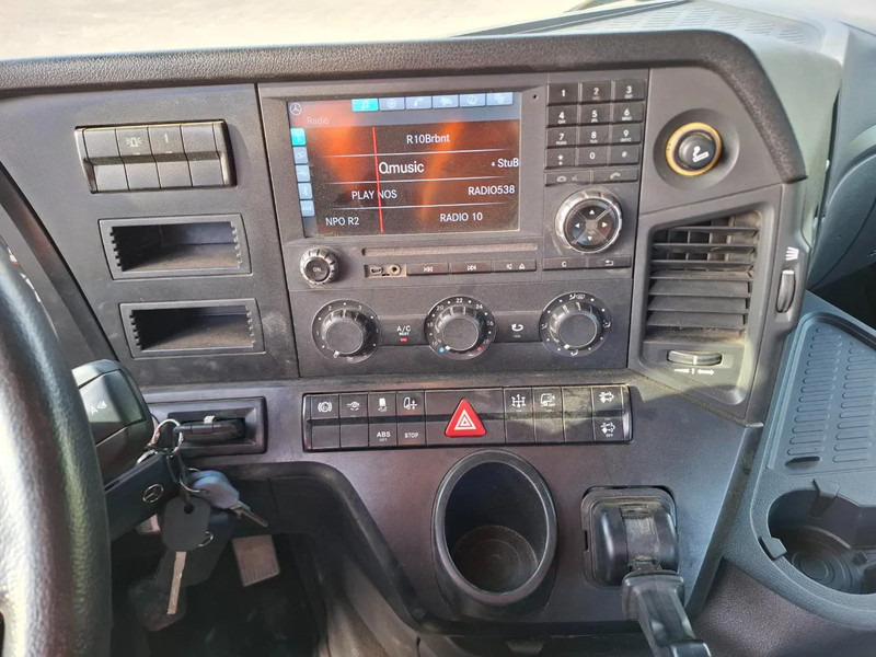 Тягач Mercedes-Benz Arocs 2851 / 6X4 / HYDRAULICS / BIG AXLE / ALCOA / AIRCO / AUTOMATIC / EURO-6 / 2015: фото 20 Тягач Mercedes-Benz Arocs 2851 / 6X4 / HYDRAULICS / BIG AXLE / ALCOA / AIRCO / AUTOMATIC / EURO-6 / 2015: фото 20