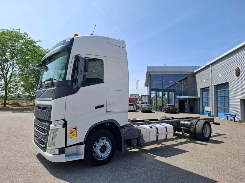Volvo FH4-420 / PTO / DOUBLE TANK / I-PARKCOOL / VEB+ / LWDS / TUV:10-07-2025 / AUTOMATIC / EURO-6 / 2016 - Грузовик-шасси: фото 1 Volvo FH4-420 / PTO / DOUBLE TANK / I-PARKCOOL / VEB+ / LWDS / TUV:10-07-2025 / AUTOMATIC / EURO-6 / 2016 - Грузовик-шасси: фото 1