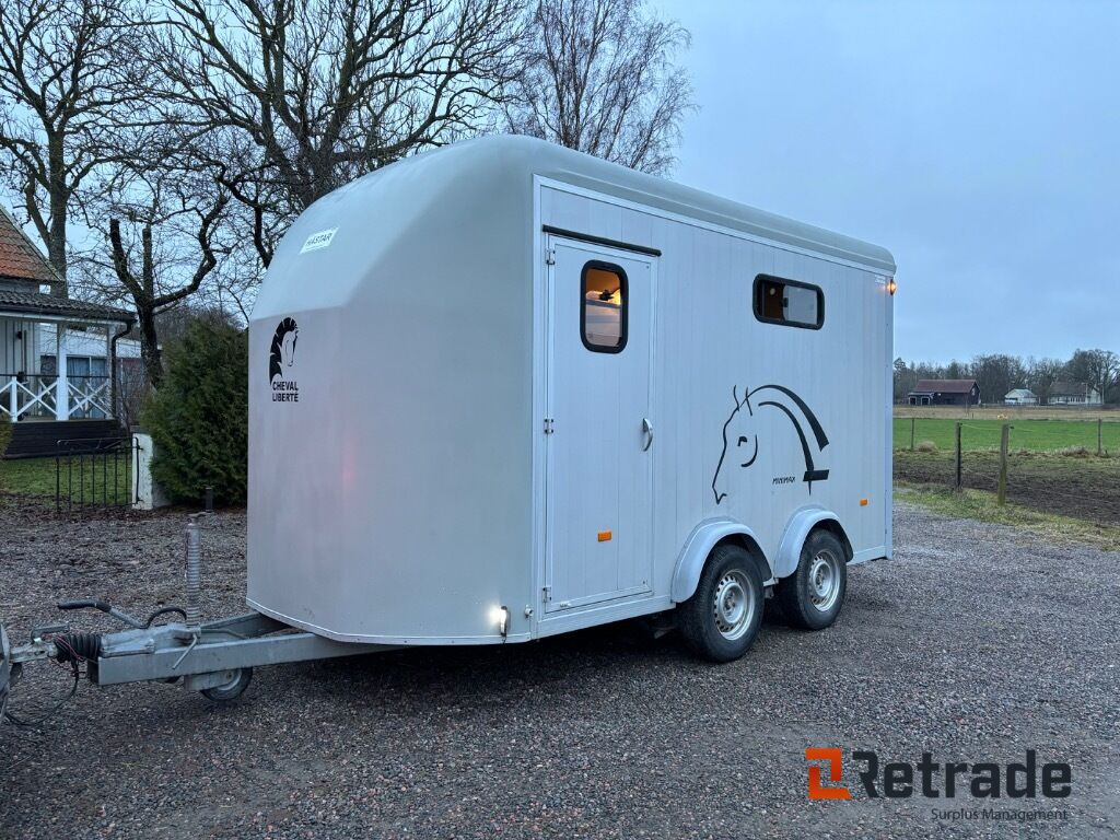 Hästtransport 3 hästars med Fronturlastning , combi ramp, stor sadelkammare - Прицеп-коневоз: фото 4 Hästtransport 3 hästars med Fronturlastning , combi ramp, stor sadelkammare - Прицеп-коневоз: фото 4