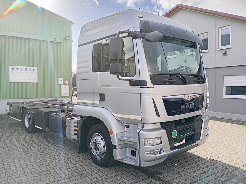 MAN TGM 12.290 BDF Euro 6 4x2 AHK (37) - Грузовик-шасси: фото 1 MAN TGM 12.290 BDF Euro 6 4x2 AHK (37) - Грузовик-шасси: фото 1