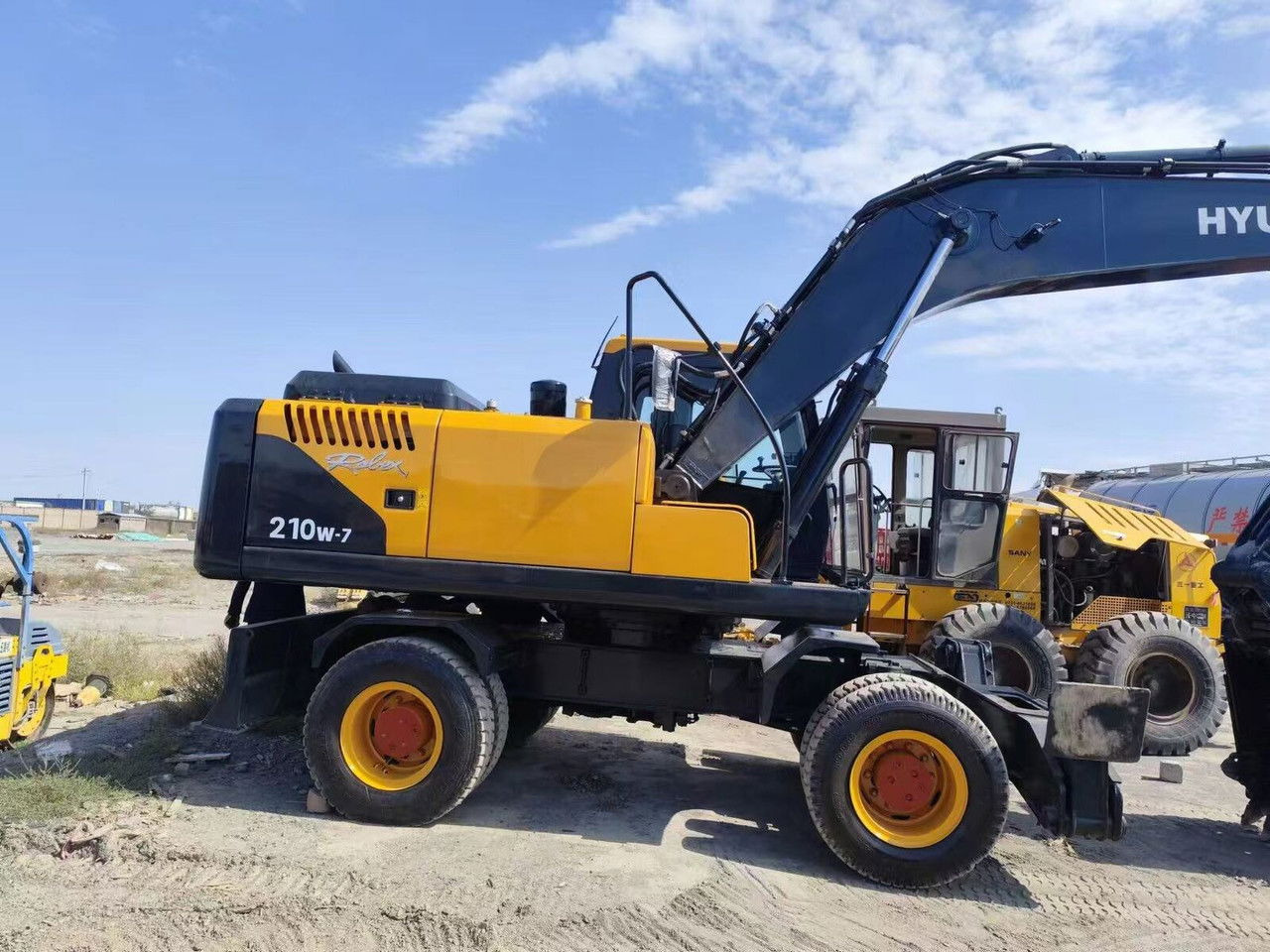 Hyundai R210-7 - Колёсный экскаватор: фото 1 Hyundai R210-7 - Колёсный экскаватор: фото 1