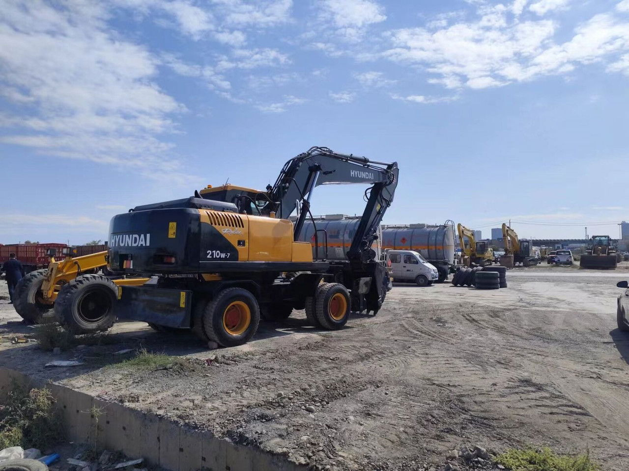 Hyundai R210-7 - Колёсный экскаватор: фото 4 Hyundai R210-7 - Колёсный экскаватор: фото 4