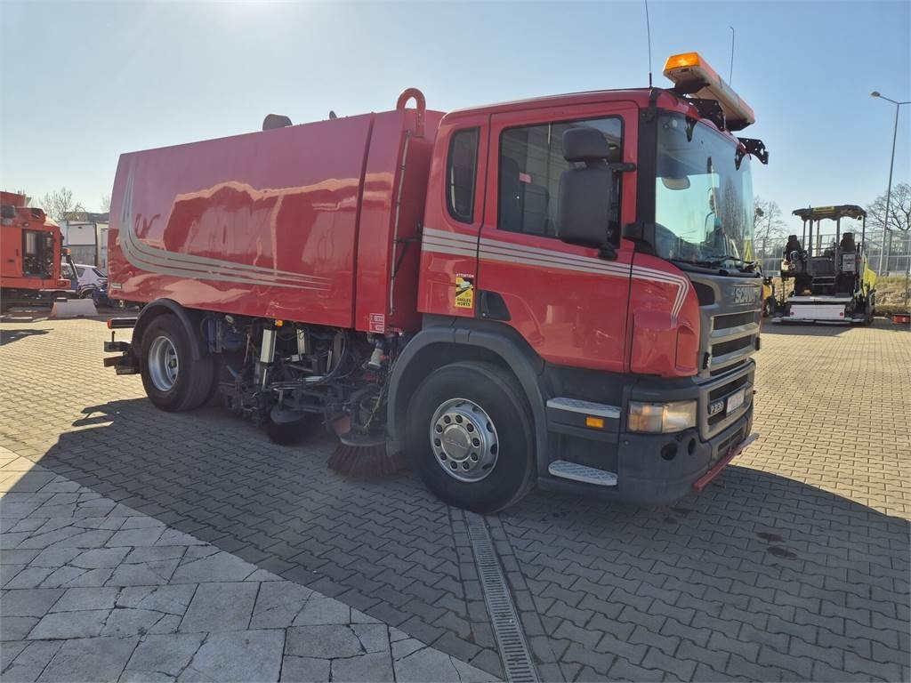 Scania P 230/ 4X2 / SWEEPER / JOHNSTON VX800 / SPRAYER / - Подметально-уборочная машина: фото 5 Scania P 230/ 4X2 / SWEEPER / JOHNSTON VX800 / SPRAYER / - Подметально-уборочная машина: фото 5