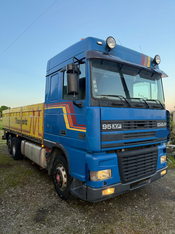 DAF XF 95.380 6X2 stake body - Грузовик бортовой/ Платформа: фото 2 DAF XF 95.380 6X2 stake body - Грузовик бортовой/ Платформа: фото 2