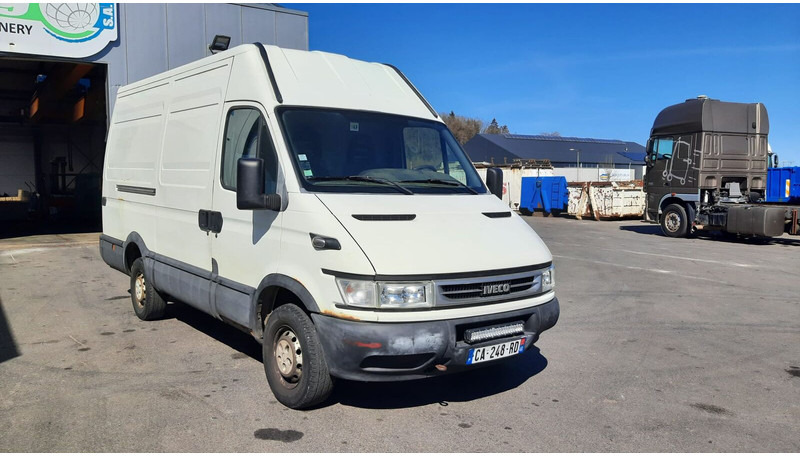 Iveco Daily 35S12 - Цельнометаллический фургон: фото 1 Iveco Daily 35S12 - Цельнометаллический фургон: фото 1
