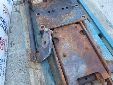 Case Mxm120, Mxm140 New Holland Tm120, Tm140, Tm150 Pick Up Hitch Assy 82036538 - Рама/ Шасси: фото 4 Case Mxm120, Mxm140 New Holland Tm120, Tm140, Tm150 Pick Up Hitch Assy 82036538 - Рама/ Шасси: фото 4