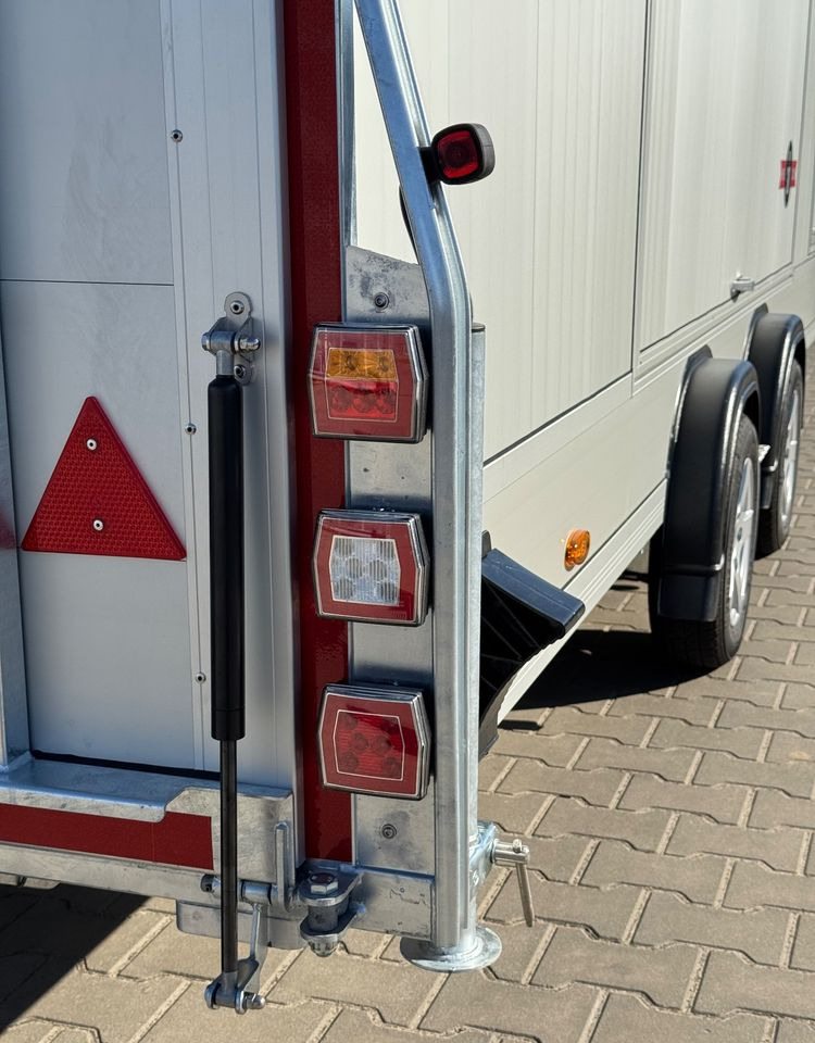 DEBON Debon C2000 - zamknięta przyczepa do przewozu aut, 550 x 215 cm, 3500kg, felgi ALU, wciągarka elektryczna - Прицеп-автовоз: фото 5 DEBON Debon C2000 - zamknięta przyczepa do przewozu aut, 550 x 215 cm, 3500kg, felgi ALU, wciągarka elektryczna - Прицеп-автовоз: фото 5