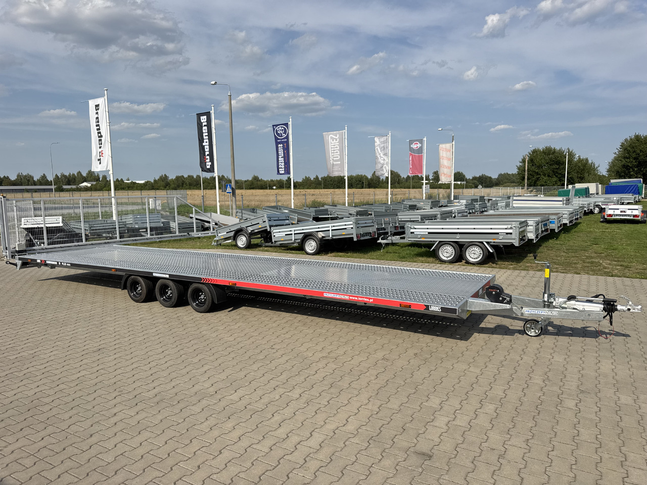 LORRIES PL35-8521 laweta na dwa auta 3500kg wypełnienie podłogi ALU 3 osie - Прицеп-автовоз: фото 1 LORRIES PL35-8521 laweta na dwa auta 3500kg wypełnienie podłogi ALU 3 osie - Прицеп-автовоз: фото 1