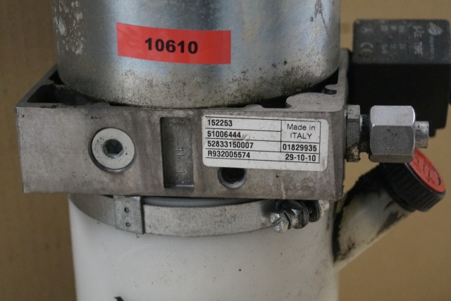 Jungheinrich 51006444 | Lifting motor with tank 24V 2,2KW 120A 2600 min-1 ISKRA Lifting motor with tank 24V 2,2KW 120A 2600 min-1 ISKRA code R932005574 for ERE225 year 2010 - Гидравлический насос для Погрузочно-разгрузочной техники: фото 2 Jungheinrich 51006444 | Lifting motor with tank 24V 2,2KW 120A 2600 min-1 ISKRA Lifting motor with tank 24V 2,2KW 120A 2600 min-1 ISKRA code R932005574 for ERE225 year 2010 - Гидравлический насос для Погрузочно-разгрузочной техники: фото 2