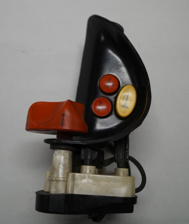 Linde 1443605100 | Rijschakelaar Control handle Control module - Электрическая система для Погрузочно-разгрузочной техники: фото 1 Linde 1443605100 | Rijschakelaar Control handle Control module - Электрическая система для Погрузочно-разгрузочной техники: фото 1