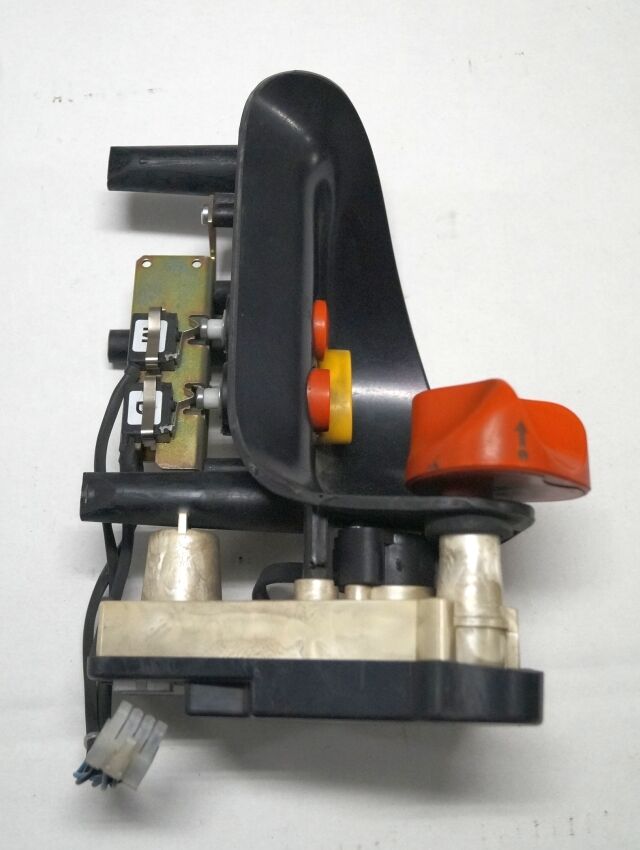 Linde 1443605100 | Rijschakelaar Control handle Control module - Электрическая система для Погрузочно-разгрузочной техники: фото 4 Linde 1443605100 | Rijschakelaar Control handle Control module - Электрическая система для Погрузочно-разгрузочной техники: фото 4