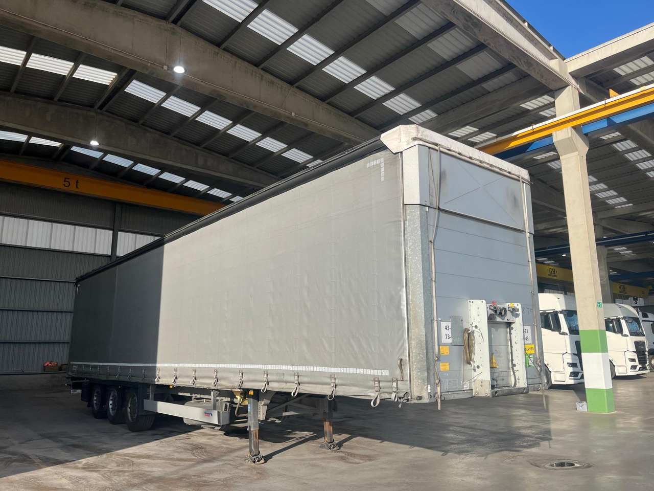 Schmitz Cargobull SCS24/L Varios - Тентованный полуприцеп: фото 2 Schmitz Cargobull SCS24/L Varios - Тентованный полуприцеп: фото 2
