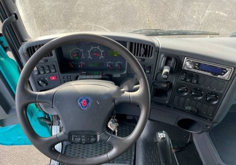 Scania R380 / 6x2 / Pezzaioli / 2-poziomowa zabudowa do przewozu zwierząt / Euro 3 / oś podnoszona / podnoszony dach - Грузовик для перевозки животных: фото 5 Scania R380 / 6x2 / Pezzaioli / 2-poziomowa zabudowa do przewozu zwierząt / Euro 3 / oś podnoszona / podnoszony dach - Грузовик для перевозки животных: фото 5