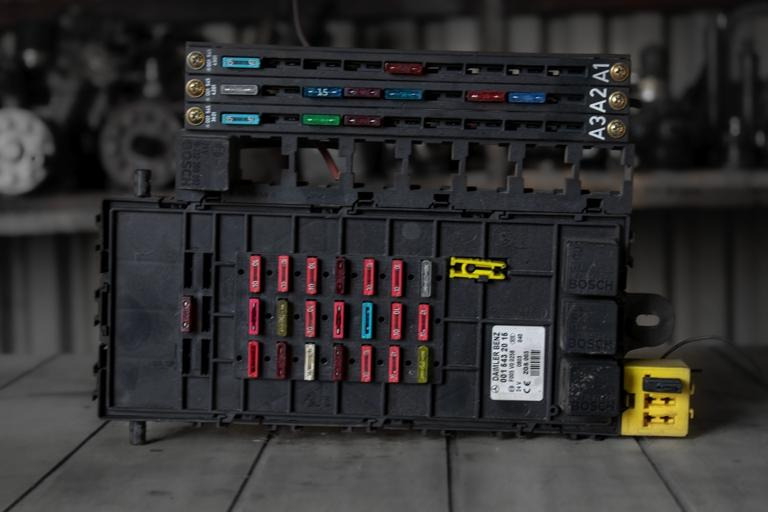 MERCEDES-BENZ ATEGO I - Предохранитель для Грузовиков: фото 1 MERCEDES-BENZ ATEGO I - Предохранитель для Грузовиков: фото 1