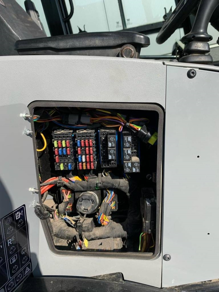 Колёсный погрузчик CAT 906: фото 16 Колёсный погрузчик CAT 906: фото 16