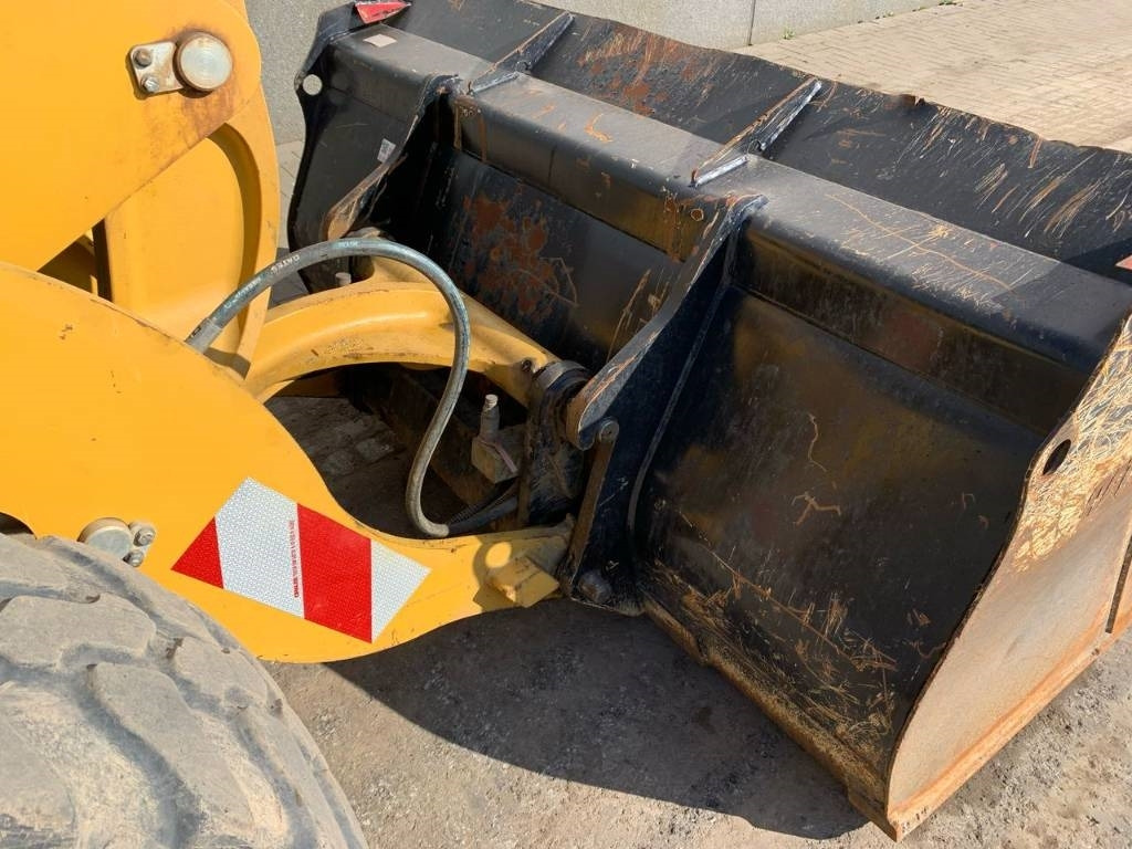 Колёсный погрузчик CAT 906: фото 22 Колёсный погрузчик CAT 906: фото 22