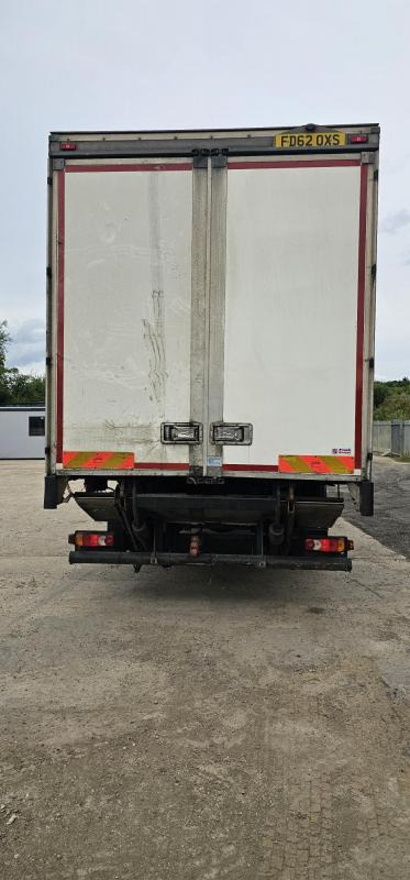 Тентованный грузовик Iveco 18 ton curtain tail lift: фото 6