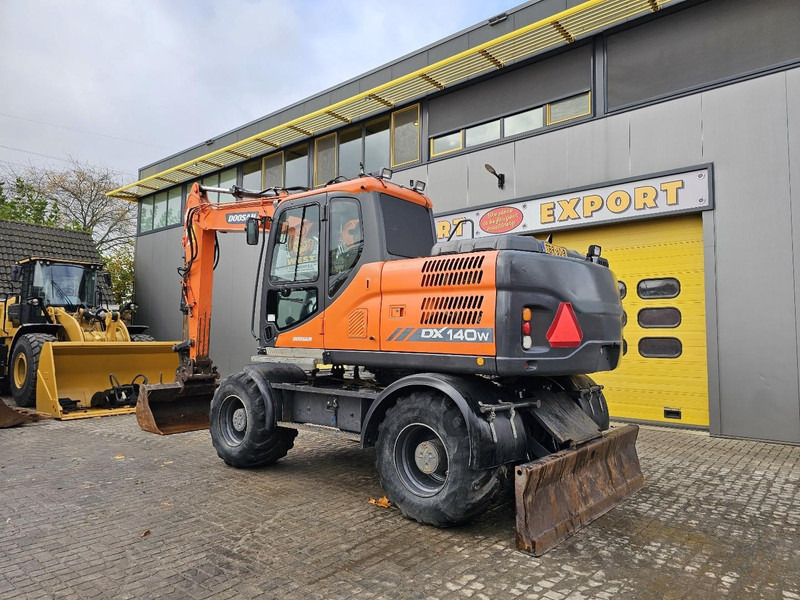 Doosan DX 140W - Колёсный экскаватор: фото 3 Doosan DX 140W - Колёсный экскаватор: фото 3