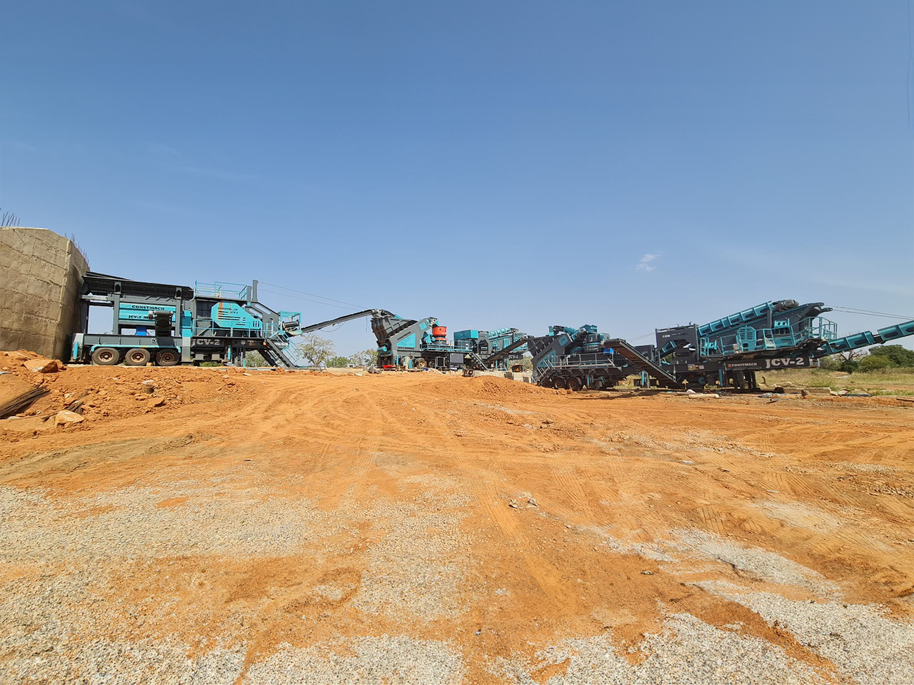 Constmach Installation Mobile De Concassage De Pierres D'une Capacité De 150 T/h Livrée Du Stock - Мобильная дробилка: фото 1 Constmach Installation Mobile De Concassage De Pierres D'une Capacité De 150 T/h Livrée Du Stock - Мобильная дробилка: фото 1