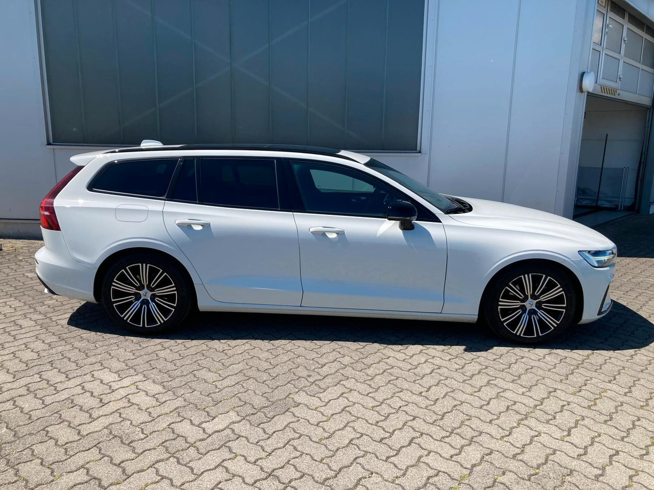 Volvo V60 B4 (Diesel) R Design (Standheiz, AHK, Pano) - Легковой автомобиль: фото 2 Volvo V60 B4 (Diesel) R Design (Standheiz, AHK, Pano) - Легковой автомобиль: фото 2