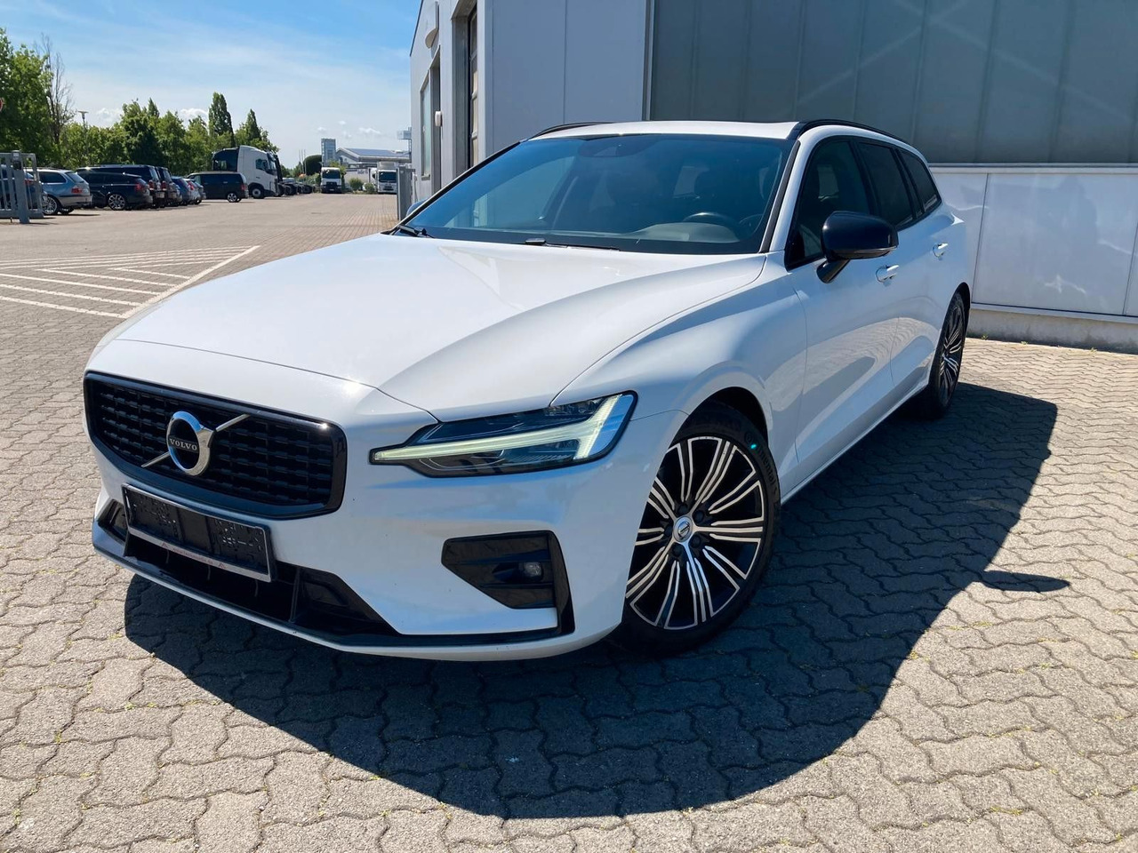 Volvo V60 B4 (Diesel) R Design (Standheiz, AHK, Pano) - Легковой автомобиль: фото 1 Volvo V60 B4 (Diesel) R Design (Standheiz, AHK, Pano) - Легковой автомобиль: фото 1