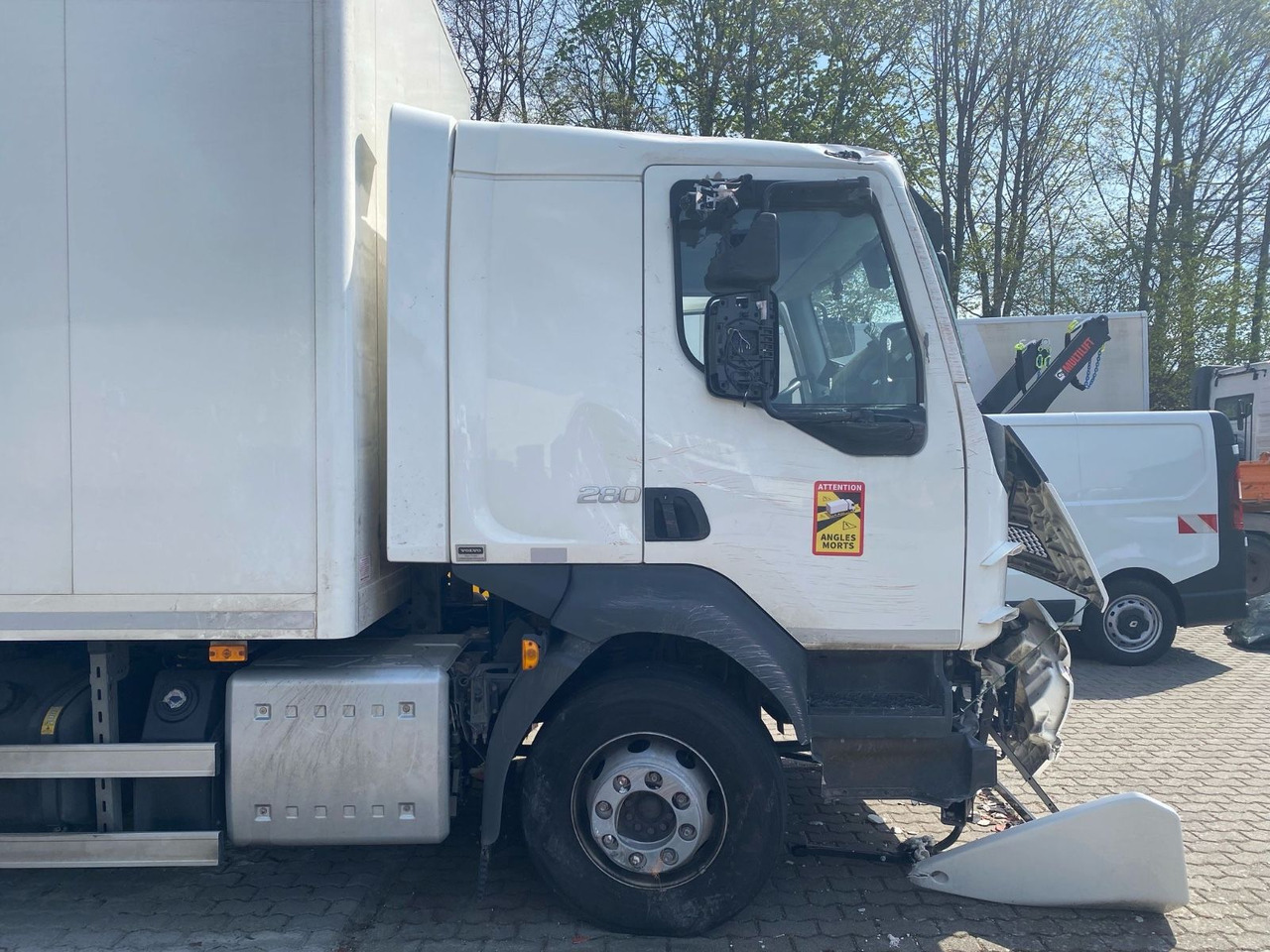 Volvo FL 16.280 Koffer Unfallschaden - Грузовик с закрытым кузовом: фото 4 Volvo FL 16.280 Koffer Unfallschaden - Грузовик с закрытым кузовом: фото 4