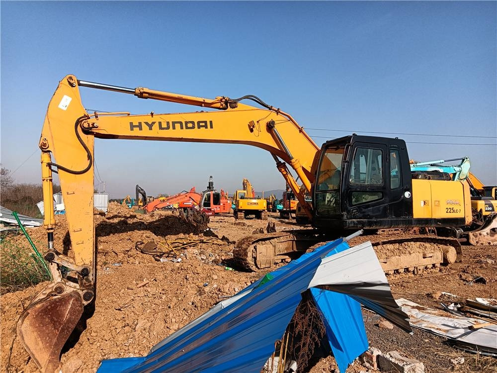 Hyundai R225LC-7 - Гусеничный экскаватор: фото 1 Hyundai R225LC-7 - Гусеничный экскаватор: фото 1