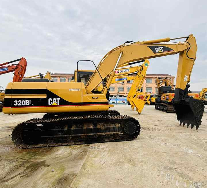 Caterpillar/cat Medium Used Excavator 20t Cat 320b,320c,320d Excavating Equipment With 0.8,1.0,1.2 Cbm Bucket Size In Shanghai - Гусеничный экскаватор: фото 1 Caterpillar/cat Medium Used Excavator 20t Cat 320b,320c,320d Excavating Equipment With 0.8,1.0,1.2 Cbm Bucket Size In Shanghai - Гусеничный экскаватор: фото 1