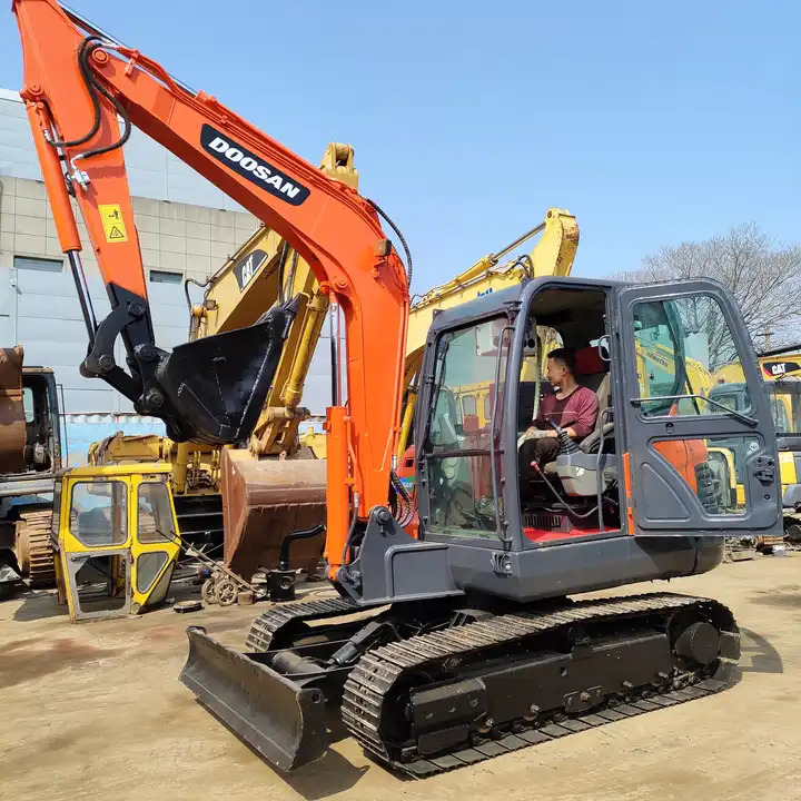 High Quality Hot Sale Used 6t Mini Excavator Original Korea Doosan Used Excavators Doosan Dx60 With Good Performance - Гусеничный экскаватор: фото 1 High Quality Hot Sale Used 6t Mini Excavator Original Korea Doosan Used Excavators Doosan Dx60 With Good Performance - Гусеничный экскаватор: фото 1