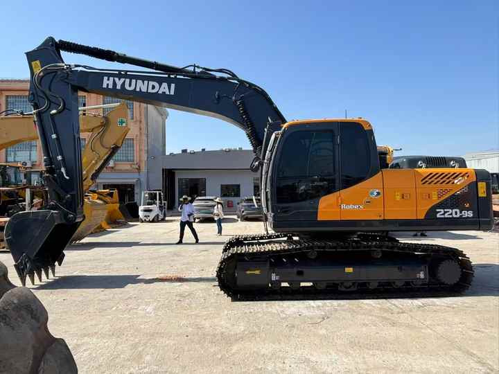 Korea 22 Ton Hyundai 220 Excavator R220LC-9s Used Hyundai Excavator 220 Used Hyundai 220-9 225LC Machine for Construction - Экскаватор: фото 3 Korea 22 Ton Hyundai 220 Excavator R220LC-9s Used Hyundai Excavator 220 Used Hyundai 220-9 225LC Machine for Construction - Экскаватор: фото 3