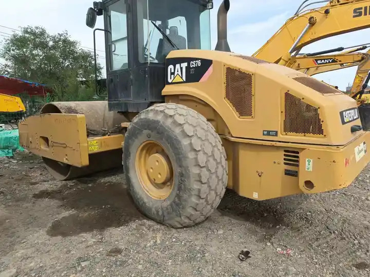 Used 18 ton Caterpillar Road Roller CAT CS76T Road Paving Machinery Soil Compactor made in USA - Дорожный каток: фото 2 Used 18 ton Caterpillar Road Roller CAT CS76T Road Paving Machinery Soil Compactor made in USA - Дорожный каток: фото 2