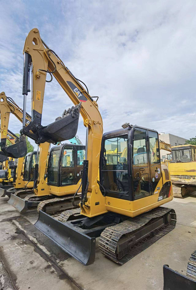 Used cat mini excavator 306D 302.5 6ton 2.5ton free shipping with mini excavator bucket - Гусеничный экскаватор: фото 5 Used cat mini excavator 306D 302.5 6ton 2.5ton free shipping with mini excavator bucket - Гусеничный экскаватор: фото 5