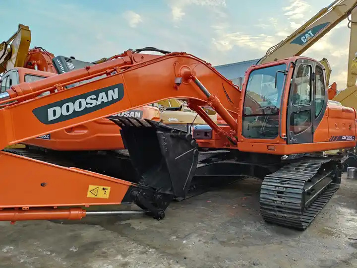 Used excavator Doosan DX60 with excellent working condition on sale Used Doosan DX60 excavator, Doosan DX60 mini excavators - Гусеничный экскаватор: фото 2 Used excavator Doosan DX60 with excellent working condition on sale Used Doosan DX60 excavator, Doosan DX60 mini excavators - Гусеничный экскаватор: фото 2