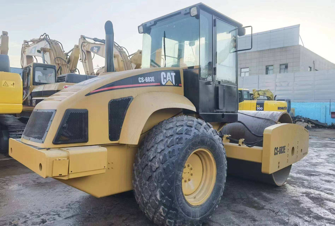Used Road making machine CAT CS 683E roller - Дорожный каток: фото 3 Used Road making machine CAT CS 683E roller - Дорожный каток: фото 3