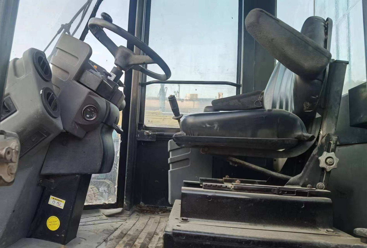 Used Road making machine CAT CS 683E roller - Дорожный каток: фото 5 Used Road making machine CAT CS 683E roller - Дорожный каток: фото 5