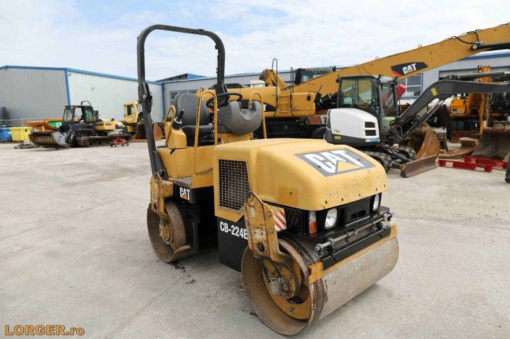 CAT CB 224 E - Дорожный каток: фото 4 CAT CB 224 E - Дорожный каток: фото 4