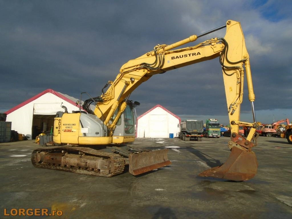 New Holland E 235 B SR-2* Blade - Гусеничный экскаватор: фото 1 New Holland E 235 B SR-2* Blade - Гусеничный экскаватор: фото 1
