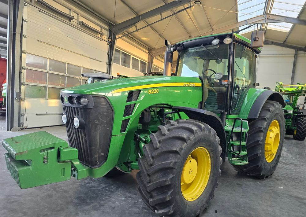 Трактор John Deere 8230: фото 1