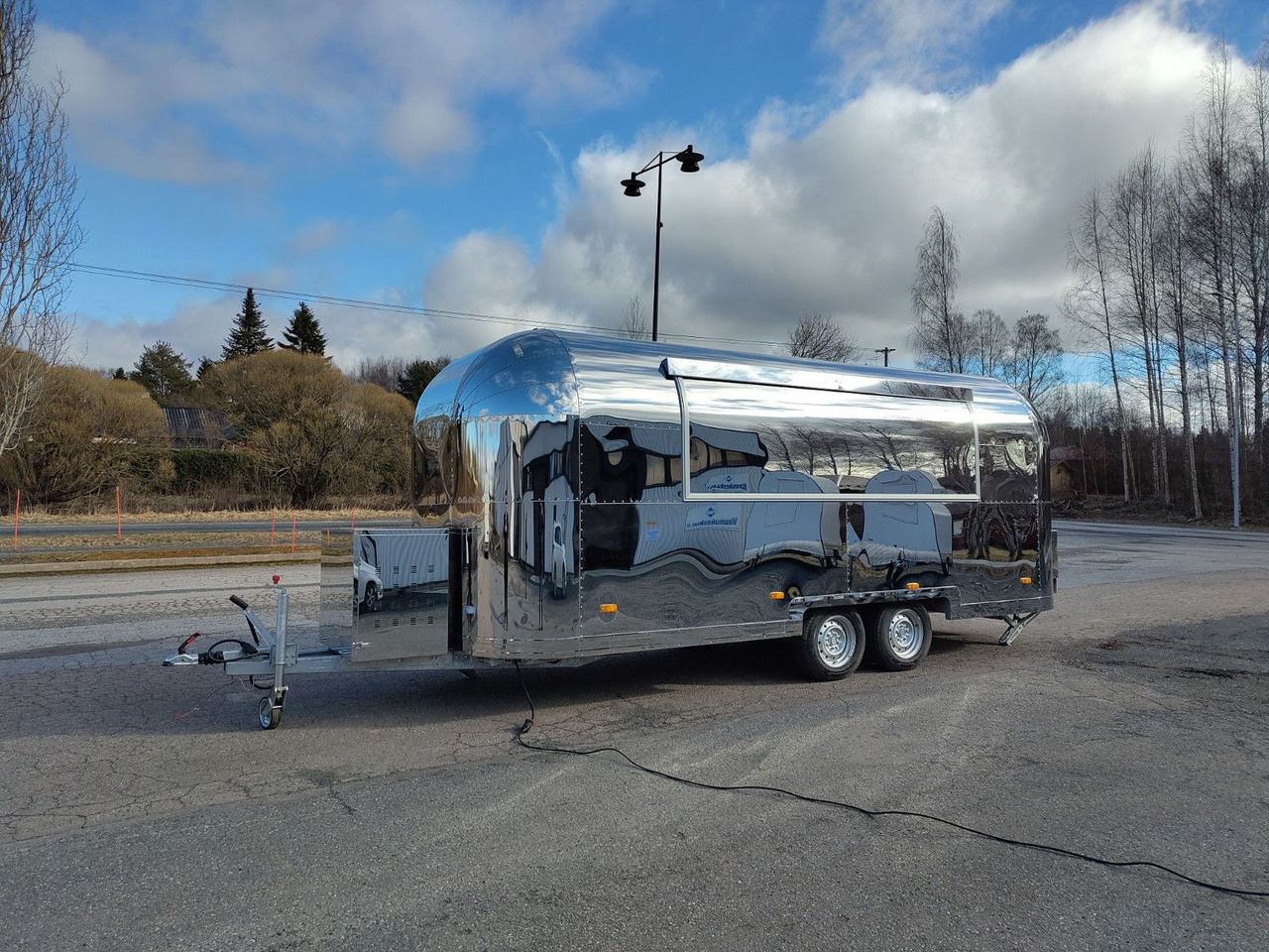 Esselmann Delistar Foodtruck 6000 ähn. Airstream - Торговый прицеп: фото 1 Esselmann Delistar Foodtruck 6000 ähn. Airstream - Торговый прицеп: фото 1