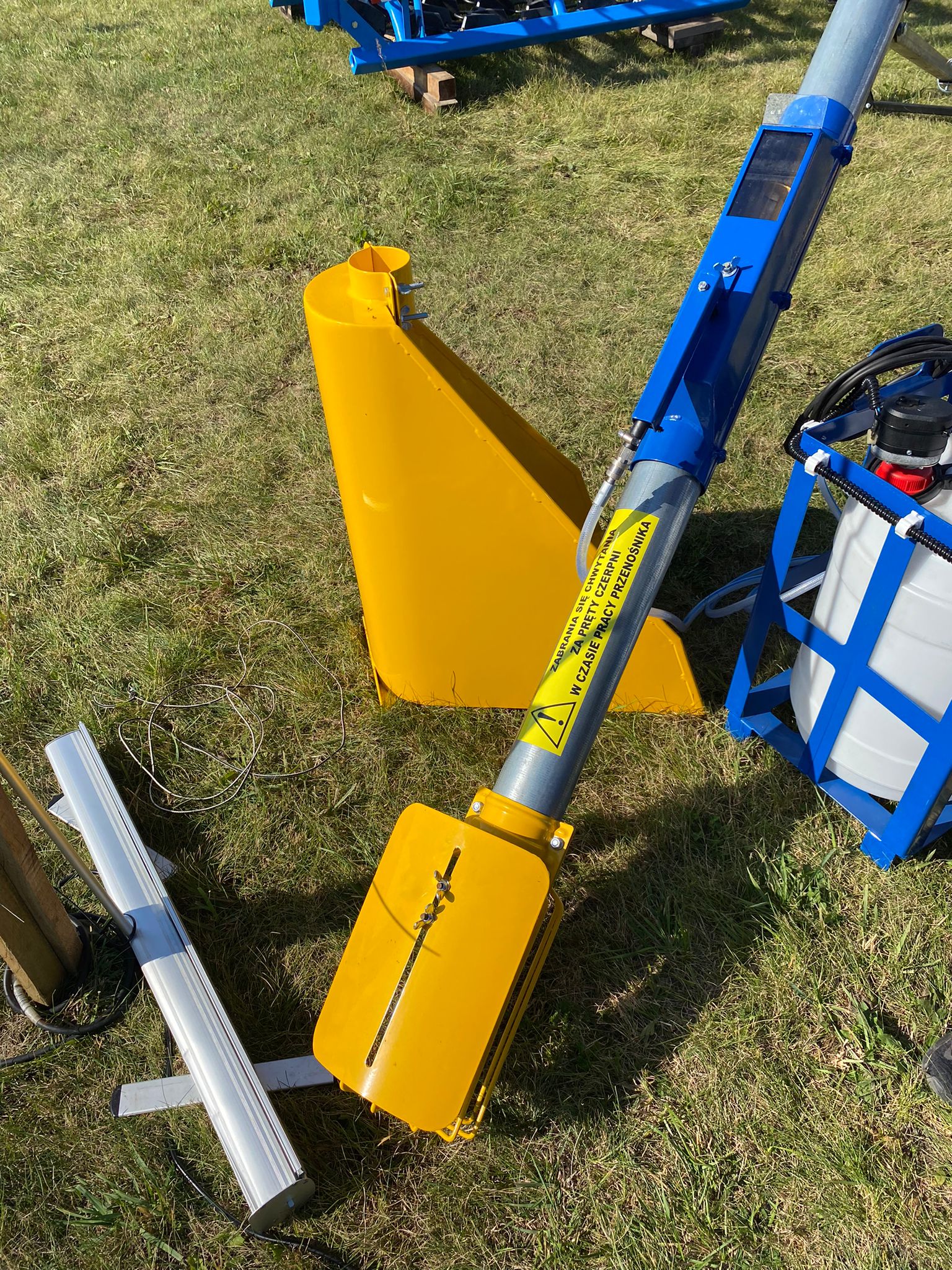 Dozamech Förderschnecke / Screw conveyor / Convoyeur a vis / Transportador de tornillo / Trasportatore a coclea / Шнековый конвейер / Przenośnik ślimakowy T-403 - Конвейер: фото 2 Dozamech Förderschnecke / Screw conveyor / Convoyeur a vis / Transportador de tornillo / Trasportatore a coclea / Шнековый конвейер / Przenośnik ślimakowy T-403 - Конвейер: фото 2