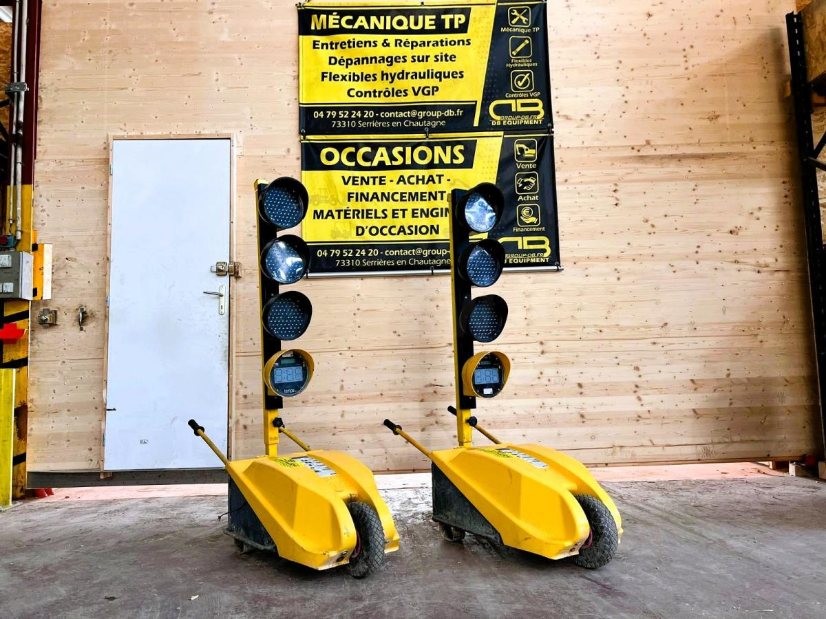 FEUX DE CHANTIER TRICOLORES TTS TEMPO AVEC TELECOMMANDE D'OCCASION - Строительное оборудование: фото 1 FEUX DE CHANTIER TRICOLORES TTS TEMPO AVEC TELECOMMANDE D'OCCASION - Строительное оборудование: фото 1