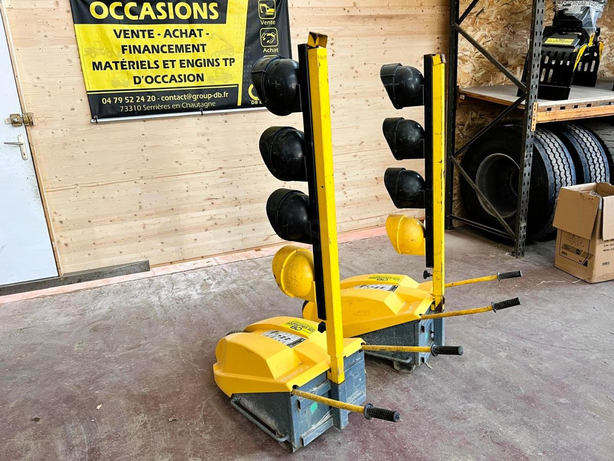 FEUX DE CHANTIER TRICOLORES TTS TEMPO AVEC TELECOMMANDE D'OCCASION - Строительное оборудование: фото 2 FEUX DE CHANTIER TRICOLORES TTS TEMPO AVEC TELECOMMANDE D'OCCASION - Строительное оборудование: фото 2