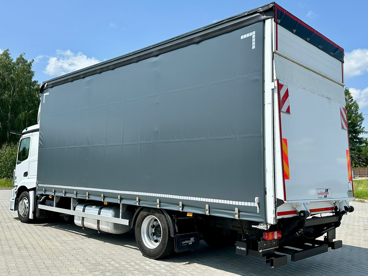 MERCEDES-BENZ ACTROS 1833 / FIRANKA / WINDA / 18 PALET / AUTOMAT / 310 TYS KM / DUŻY SILNIK / 2020 ROK / SYPIALKA - Тентованный грузовик: фото 4 MERCEDES-BENZ ACTROS 1833 / FIRANKA / WINDA / 18 PALET / AUTOMAT / 310 TYS KM / DUŻY SILNIK / 2020 ROK / SYPIALKA - Тентованный грузовик: фото 4