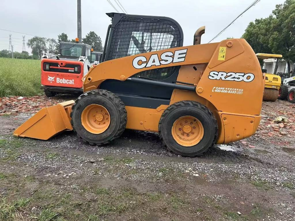 CASE SR 250 - Мини-погрузчик с бортовым поворотом: фото 3 CASE SR 250 - Мини-погрузчик с бортовым поворотом: фото 3