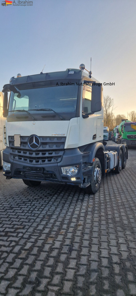 Mercedes-Benz 2643 6x4, Blatt Luft, scheckheft Mercedes - Тягач: фото 1 Mercedes-Benz 2643 6x4, Blatt Luft, scheckheft Mercedes - Тягач: фото 1