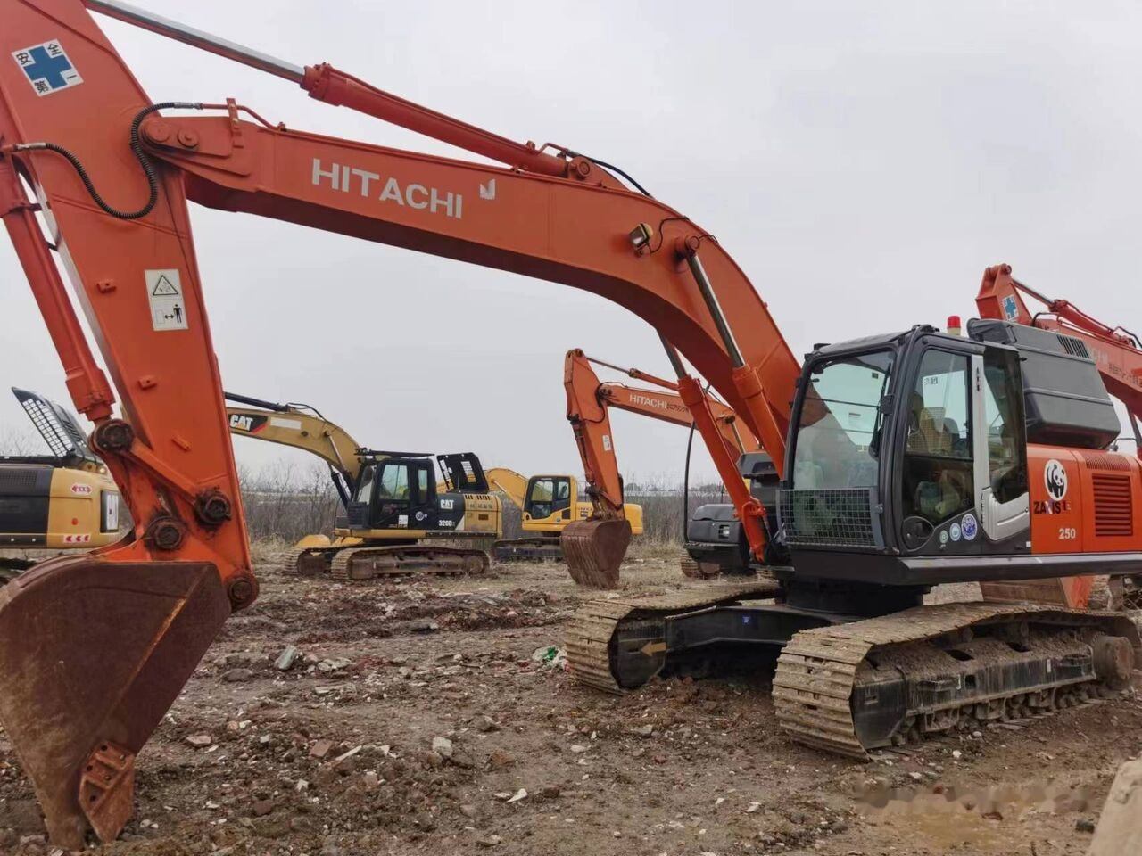 Hitachi ZX250 - Гусеничный экскаватор: фото 2 Hitachi ZX250 - Гусеничный экскаватор: фото 2