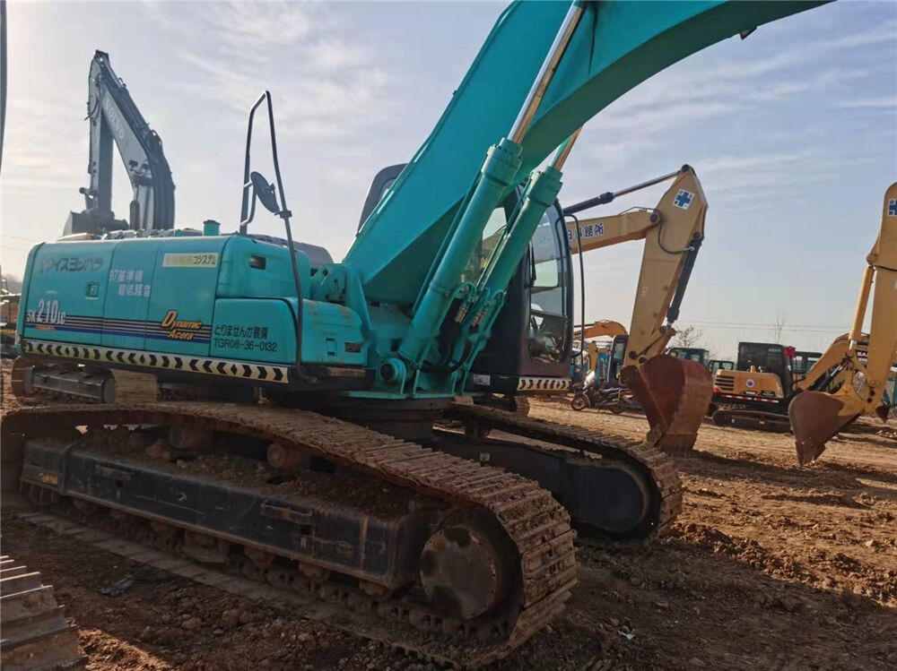 Kobelco SK210LC - Гусеничный экскаватор: фото 1 Kobelco SK210LC - Гусеничный экскаватор: фото 1