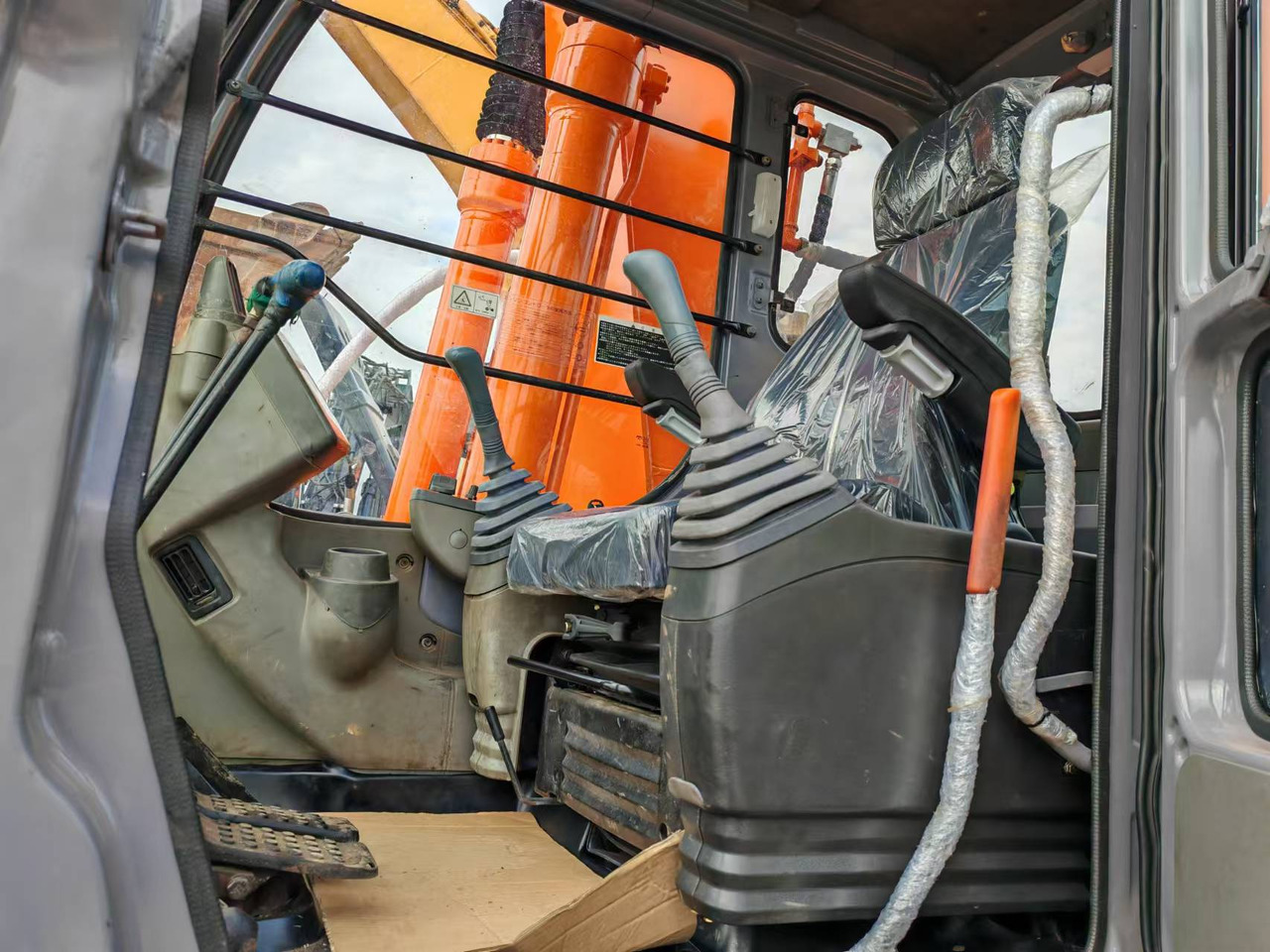 HITACHI ZX200 - Гусеничный экскаватор: фото 4 HITACHI ZX200 - Гусеничный экскаватор: фото 4